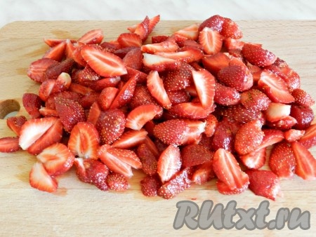 Клубнику вымыть, удалить плодоножки, нарезать на 2 или 4 части. Присыпать сахаром.
