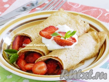 Вкусный, аппетитный завтрак - блины с клубникой - готов.
