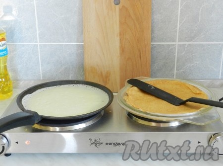 Приготовить тонкие блины по своему любимому рецепту. Я испекла блины на простокваше.