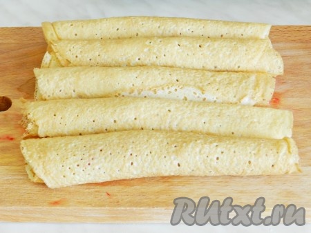 Свернуть блин рулетом.