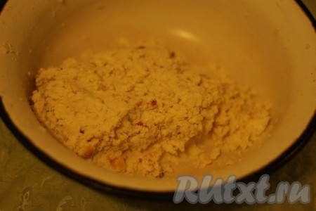 Творог смешать с желтком, маслом и грушами.
