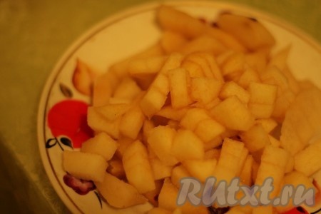 Грушу очистить, нарезать небольшими кусочками.
