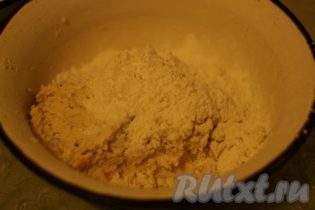 Добавить сахар и тщательно перемешать. Добавить муку, смешанную с содой.
