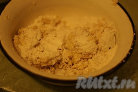 Замесить творожное тесто для печенья.