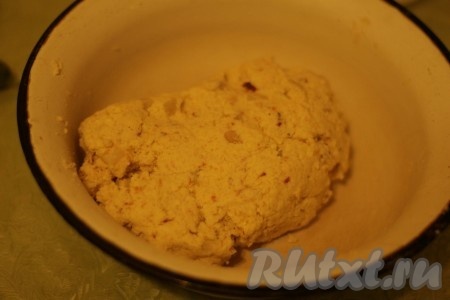 Замесить творожное тесто для печенья.