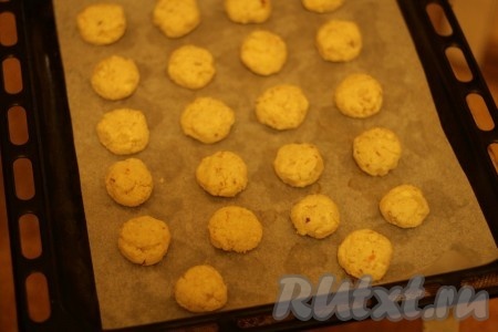 Из полученного творожного теста формируем песочное печенье. Выкладываем на бумагу для выпечки на расстоянии 3 см друг от друга.
