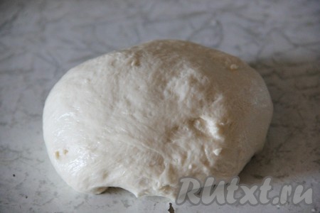 Воду подогреть до 38-40 градусов (в более горячей воде дрожжи не начнут работать), налить в небольшую миску, всыпать сухие дрожжи и сахар. Перемешать и убрать получившуюся опару в тёплое место минут на 10-15. Через 10-15 минут на поверхности воды должны образоваться пузырьки, это значит, что дрожжи заработали. Перелить опару в глубокую миску, добавить соль, растительное масло, перемешать и начать понемногу подсыпать муку. Замешивать тесто сначала ложкой, а затем продолжить замес руками. Вымешивать тесто нужно не менее 5-7 минут, подсыпая муку по мере необходимости. Добавляя муку, учитывайте, что тесто для багета должно получиться мягким и не липнущим к рукам. Оставить тесто на 1 час для подъёма.