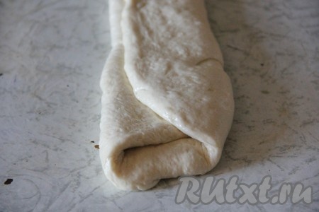 За это время тесто хорошо поднимется, увеличится в объёме раза в 2. Подошедшее тесто разделить на две части, у нас будут два французских багета. Каждую часть теста на присыпанной мукой поверхности раскатать в прямоугольник. Каждый прямоугольник смазать растительным маслом, сложить, как&nbsp;показано на фото.