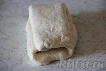 Каждый получившийся прямоугольник сложить вдвое и отправить обе заготовки багета в холодильник на 15 минут.