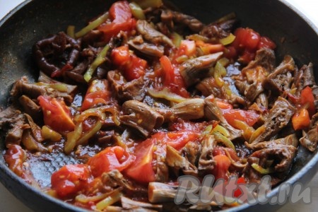 Добавить к зажарке грибы, перемешать и выключить газ.
