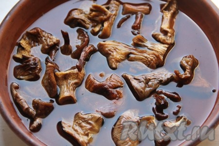 Сухие грибы замочить в теплой воде не менее чем на 40 минут. Если вы готовите со свежими грибами, то их нужно нарезать и слегка обжарить на растительном масле на сковороде.
