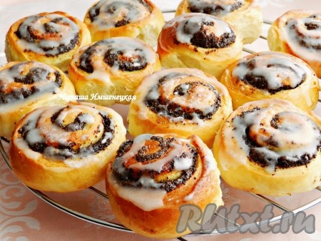 Вкусные и ароматные сдобные булочки с маком готовы.
