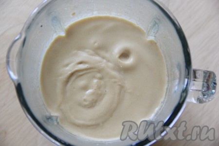 Аккуратно вылить грибной суп в чашу блендера и пробить до пюреобразного состояния.