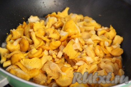 Средние и крупные лисички нарезать на части (если грибочки маленькие, то можно не резать). Подготовленные лисички добавить к обжаренному луку, перемешать.&nbsp;