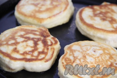 Жарить оладушки с курагой с двух сторон до золотистого цвета.
