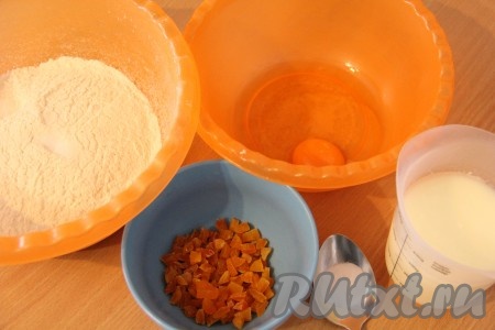 Муку просеять. Обдать курагу кипятком, откинуть на дуршлаг, затем обсушить и нарезать достаточно мелко (измельчить курагу можно с помощью ножниц).