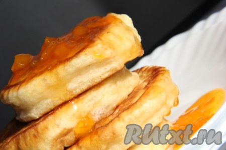 Пышные оладьи, приготовленные по этому рецепту из простокваши, подать к столу с пылу с жару.
