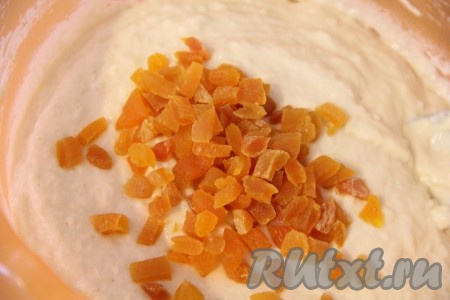 В получившуюся смесь всыпать 200 грамм муки, хорошо перемешать венчиком. Затем, постепенно добавляя оставшуся муку, замесить в меру густое тесто (как на фото). Муки может понадобиться чуть больше или чуть меньше, ориентируйтесь по консистенции теста. Долго перемешивать тесто не стоит, пусть оно останется слегка комковатым. Затем добавить курагу (или другие сухофрукты) и тщательно перемешать.