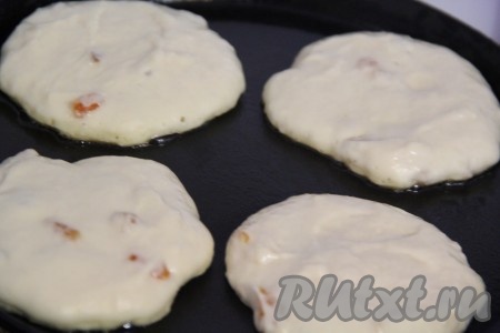 Хорошо разогретую сковороду с помощью силиконовой кисточки смазать растительным маслом. На раскалённую сковороду выкладывать по 1 столовой ложке теста.