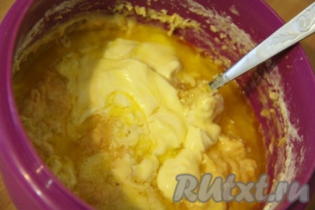Затем добавить растопленное масло и хорошо перемешать.
