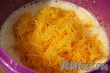  Добавить мякоть тыквы и перемешать ложкой.