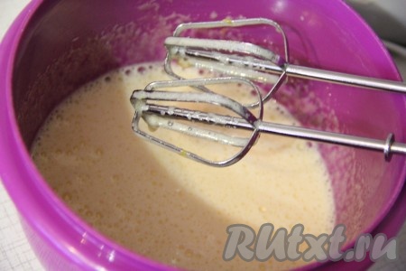  Яйца взбить с сахаром в течение 2-3 минут. 