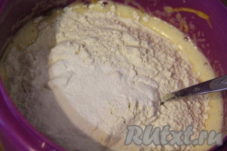 Затем всыпать просеянную муку, соль и разрыхлитель. Всё тщательно перемешать.
