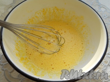 Хорошо взбить желтки с сахаром венчиком до образования светлой, пышной пены.