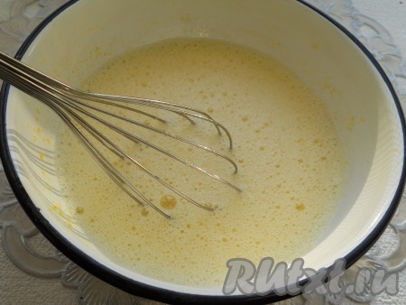 Влить молоко, продолжая взбивать смесь.