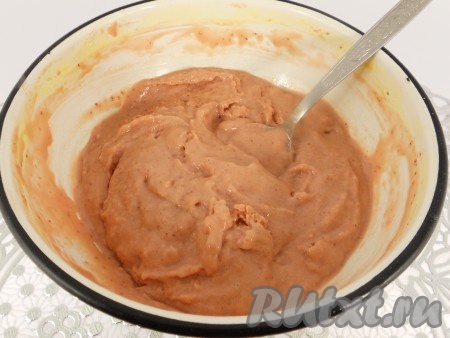 Далее поместить готовую смесь в морозилку на 4-5 часов. Через каждый час доставать мороженое из молока и желтков и перемешивать ложкой. Перемешивать нужно обязательно, иначе будут образовываться кристаллы льда и мороженое будет больше похожим на лёд.