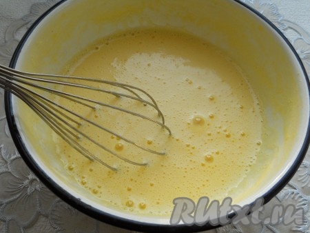 Миску со взбитой смесью поставить на самый маленький огонь и нагревать, периодически взбивая венчиком. Довести смесь до кипения, затем выдержать на огне 2-3 минуты, постоянно взбивая смесь венчиком. Выключить огонь. Добавить ванильный сахар, перемешать и дать смеси остыть, также периодически взбивая венчиком (смесь останется пенообразной, пышной).