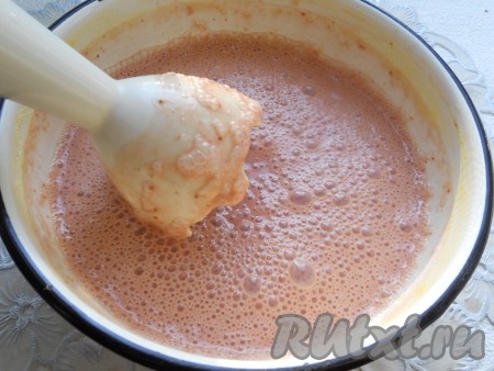 По желанию, в мороженое можно добавить свежие ягоды. Я добавила клубнику. Очищенную клубнику взбить погружным блендером, добавив 2 столовых ложки сахара, до однородности. Добавить клубничную массу в подготовленную и остывшую молочно-желтковую смесь, хорошо взбить погружным блендером.