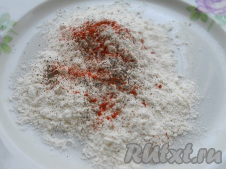 Далее печень промыть водой в дуршлаге, дать стечь воде. Всыпать в плоскую тарелку муку, добавить немного соли, черного молотого перца и паприку. Перемешать.