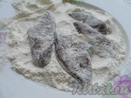 Обвалять тщательно каждый кусочек печени в мучной смеси.