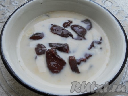 Залить молоком и оставить на 2 часа.