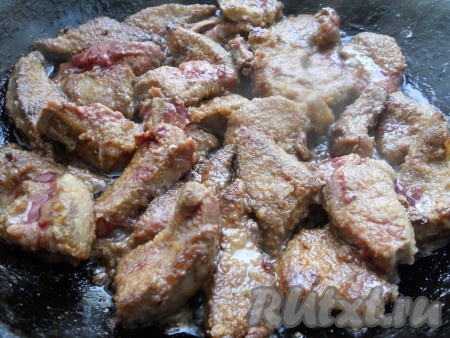 Сковороду разогреть с растительным маслом и выложить кусочки печени в один слой. Обжаривать на довольно сильном огне до румяной корочки с двух сторон. Посыпать печеночку специями.