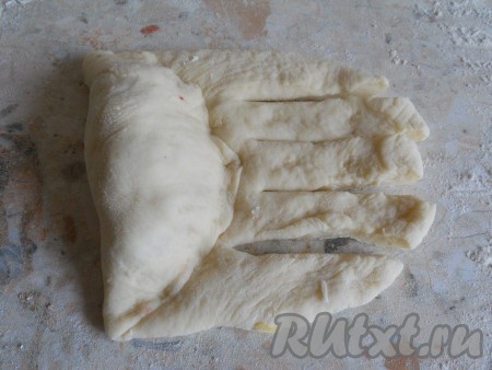 Часть лепёшки с клубникой свернуть (в виде вареника) и хорошо придавить край, чтобы начинка была закрыта.