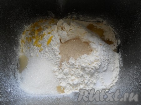 Всыпать в ведёрко просеянную муку, добавить растительное масло, соль, сахар, цедру лимона, сухие дрожжи. Если в вашей модели хлебопечки продукты закладываются в другом порядке - тогда следуйте порядку вашей хлебопечки.&nbsp;Выставить режим "Тесто" (у меня - 1 час 30 минут), крышку закрыть. В процессе замеса теста следите за формирование колобка из теста, если тесто будет сильно липнуть к стенкам ведёрка хлебопечки, тогда добавьте совсем немного муки.