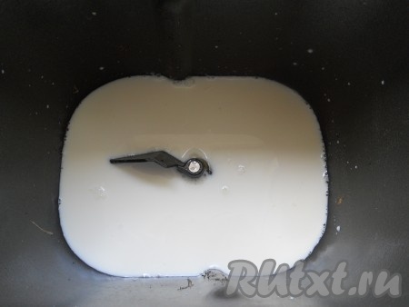 Это дрожжевое тесто готовится без опары, его можно замесить вручную или доверить процесс хлебопечке, я опишу оба варианта. Сырые яйца разделить на желтки и белки. Желтки отложить, их будем использовать для смазывания пирожков перед выпечкой. Если замешивать тесто в хлебопечке, нужно в ведёрко хлебопечки влить тёплое молоко, добавить яичные белки. Температура молока не должна быть выше 40 градусов.