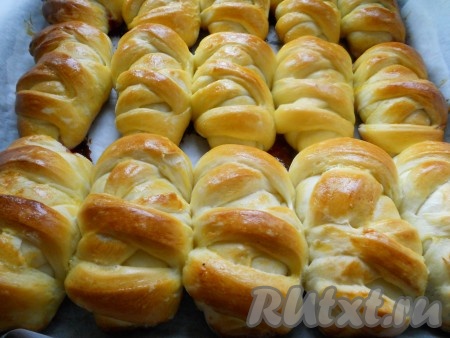 Затем отправить противень с пирожками с клубникой в предварительно разогретую до 180 градусов духовку на 25-35 минут. Выпекать до красивого румяного цвета дрожжевого теста.