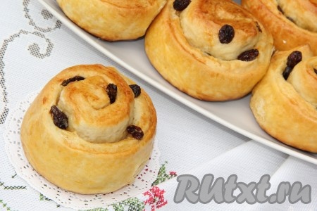 Сдобные булочки с изюмом