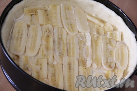  Затем выложить бананы. Я нарезала бананы тонкими слайсами, но можно нарезать и кружочками.