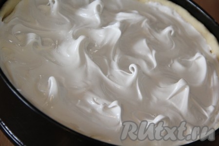 Выложить белковую массу поверх начинки. Сформировать высокие волны. Можно белковую массу поместить в кондитерский мешок и отсадить в виде красивого рисунка. Поставить пирог в разогретую духовку. Выпекать без верхнего нагрева при 180 градусах примерно 45 минут.&nbsp;
