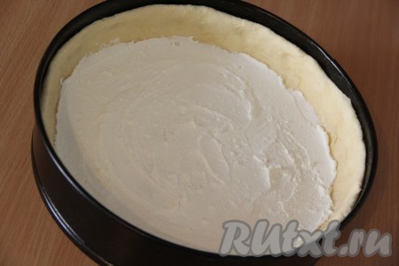 На дно формы на тесто выложить творог и разровнять.
