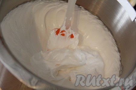 Яичные белки взбить в пышную пену, затем добавить сахар и продолжать взбивать до стойких пиков. 