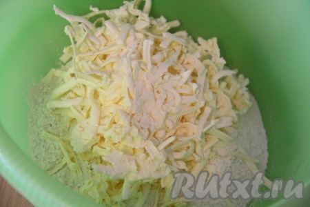 В глубокую миску просеять муку, добавить соль и сахар. Маргарин натереть на крупной тёрке и добавить к муке.&nbsp;
