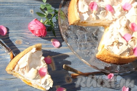  Разрезать вкусный, нежный пирог на кусочки и подать к чаю.