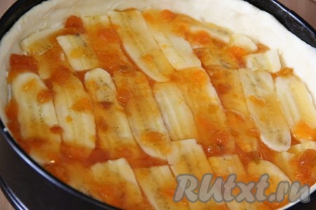 Выложить конфитюр поверх бананов и аккуратно разровнять.