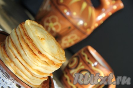 Нежные, вкусные творожно-сырные оладьи, замешанные на кефире, подать к столу горячими.
