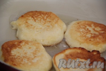 Жарить оладьи из творога и сыра на среднем огне с двух сторон до золотистой корочки. Готовые оладушки перекладывать на тарелку. Таким образом пожарить все оладьи.
